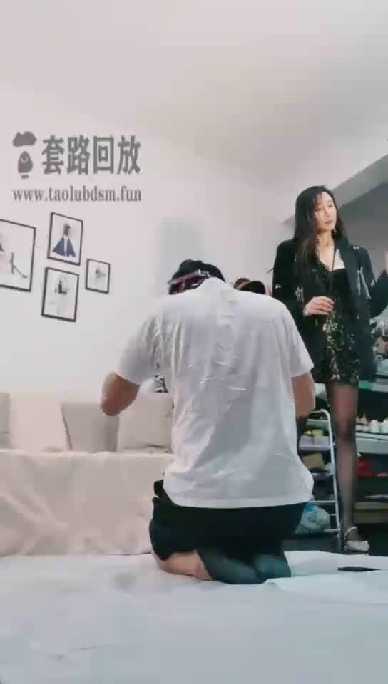 偷闻漂亮姐姐的鞋被抓