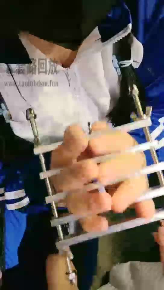 调教绑架女学霸 捆绑夹手指 SP颤抖 跪地求饶