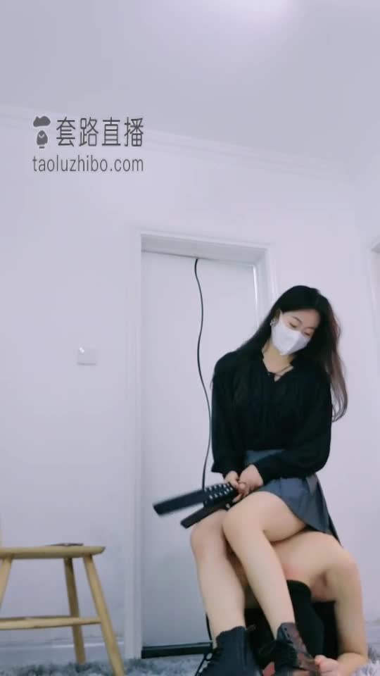 马丁靴爆踢头 碾手