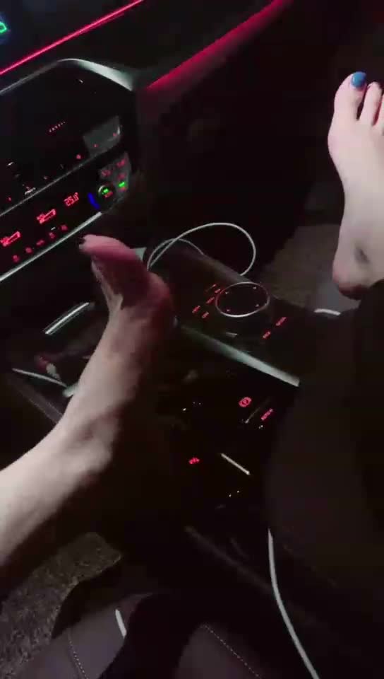 小主在车上踩黄瓜