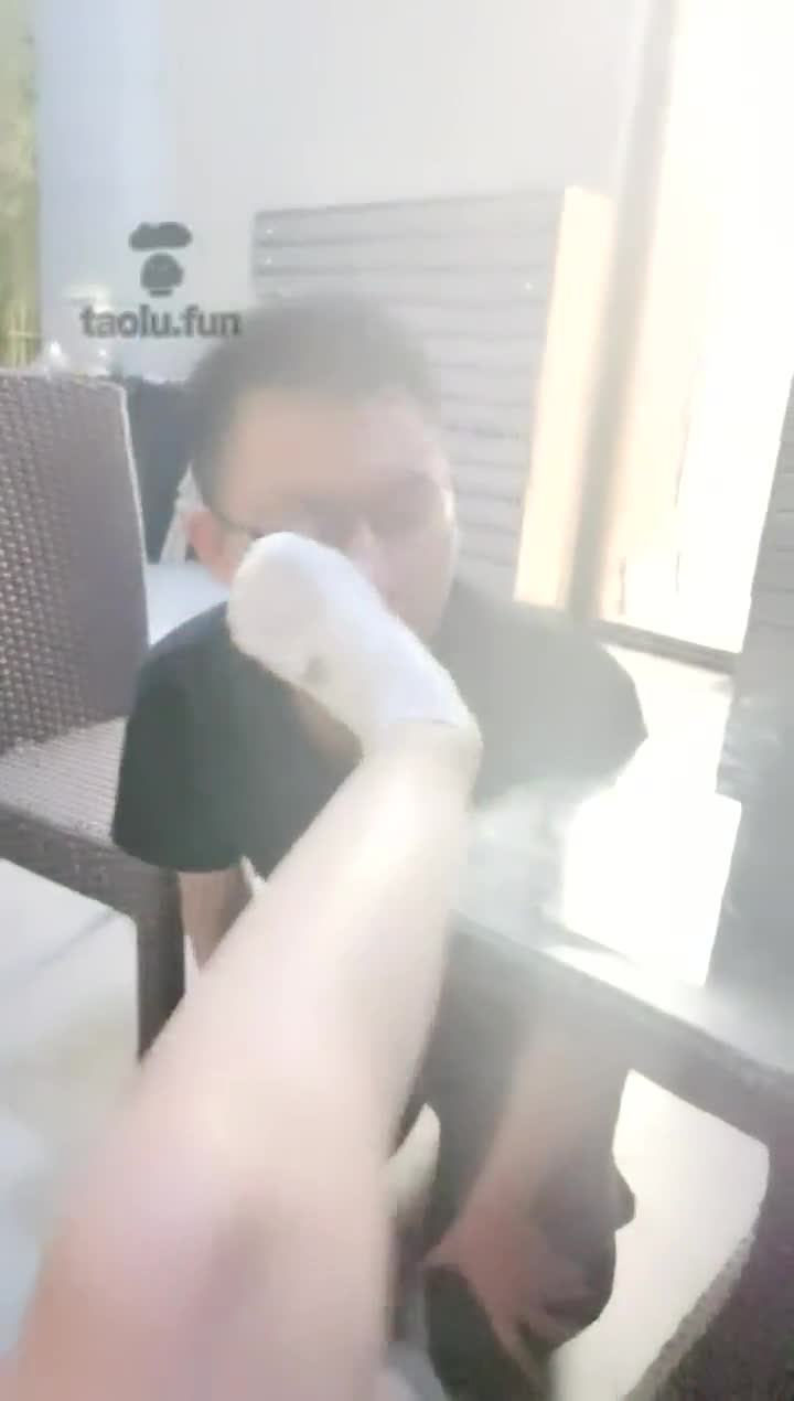 用舌头舔小虎脚