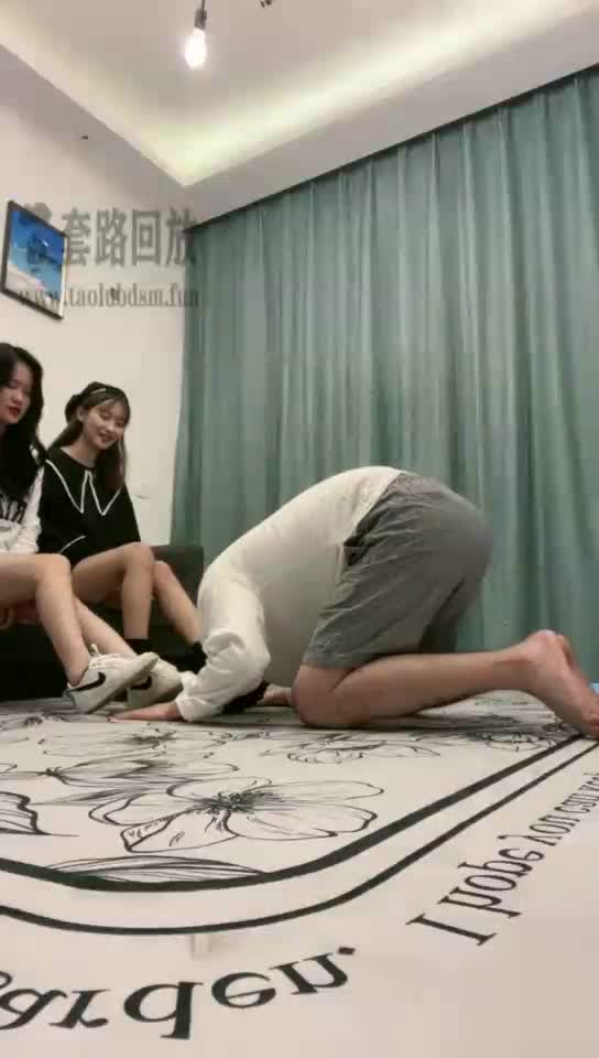 剧情 补习班老师偷看 学生大腿被玩弄