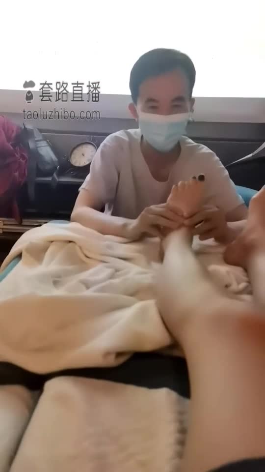 在足浴店生活化玩狗