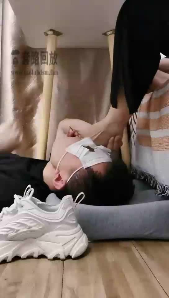 桌底视角 舔裸足 脚垫
