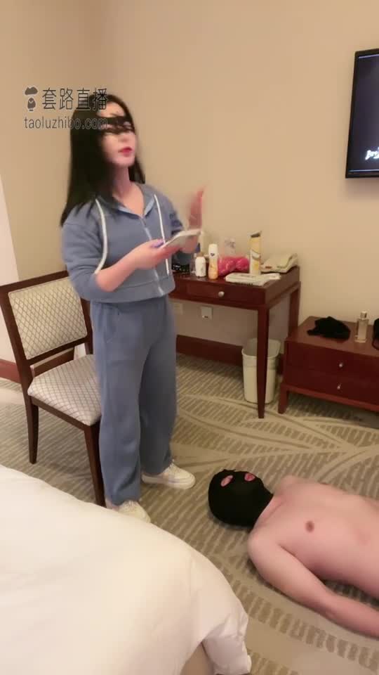 重度跺头 脚耳光踩头 耳光 呕吐物