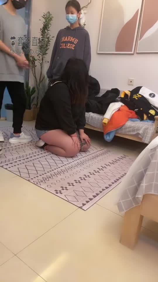 三个素人爆打最贱母狗 脸都肿了