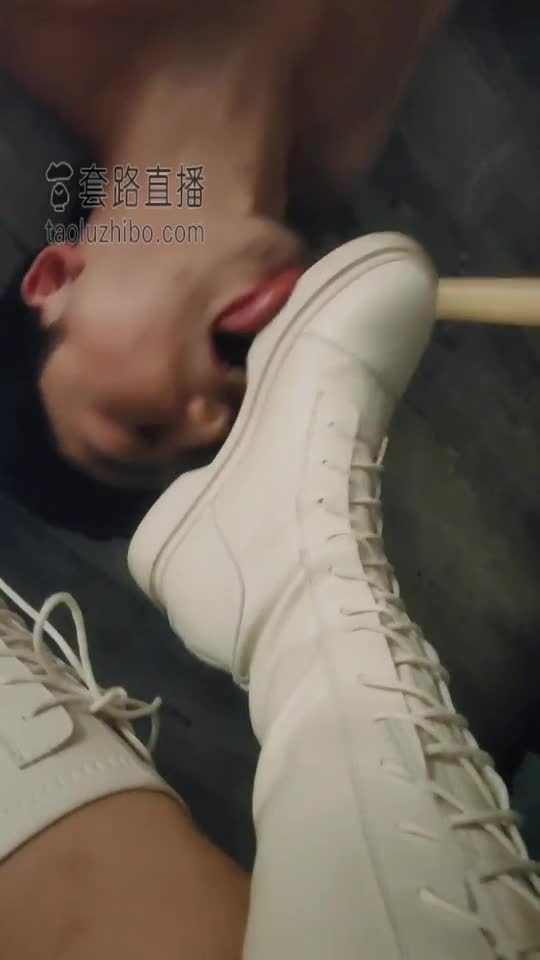 喜欢臭脚的贱狗啊