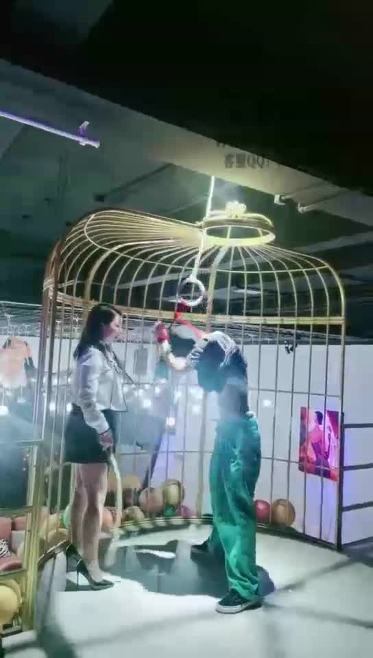 酒吧三女王rush强制 踢裆 玩狗