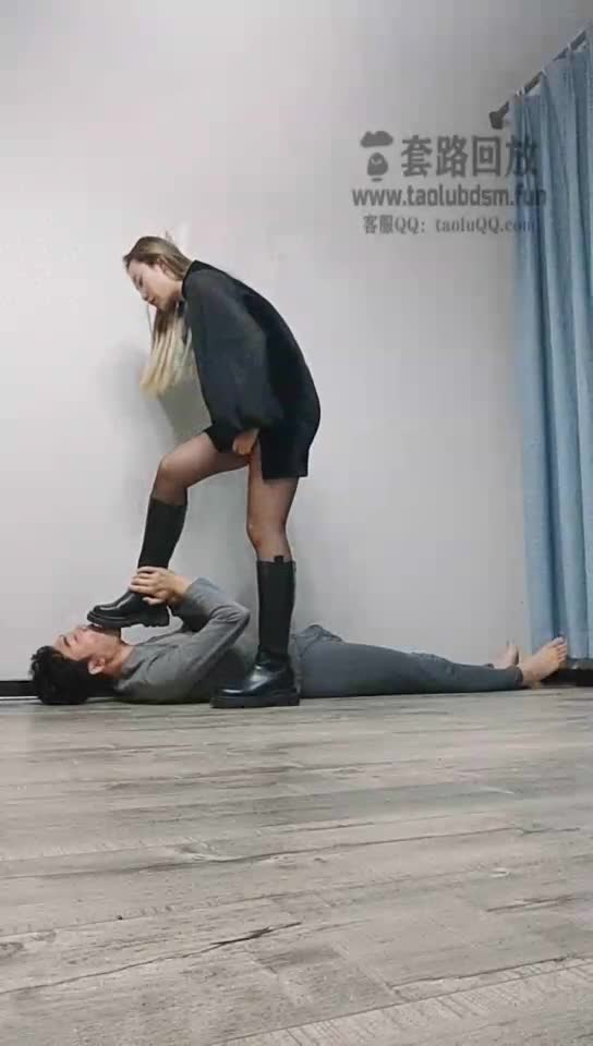 踩踏口水踢打踩胸