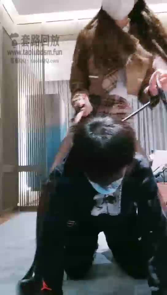 超严厉鞭打不听话的狗