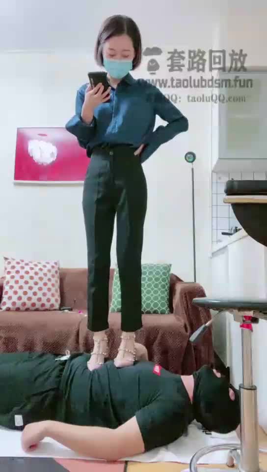 高跟鞋踩踏 虐乳