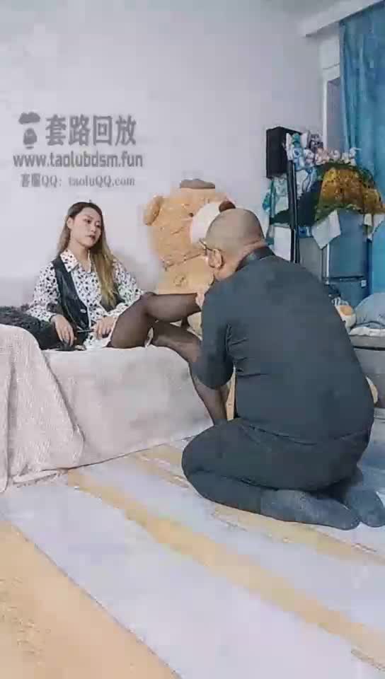 逼狗闻臭烘烘的黑丝足 没想到他却爱喝主人的洗脚水