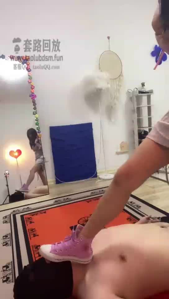 帆布鞋踩踏