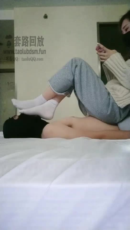玩个坐垫狗奴 踩踩狗脸