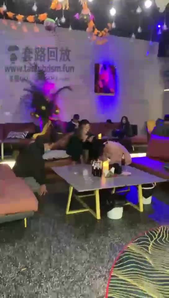 酒吧玩狗调教