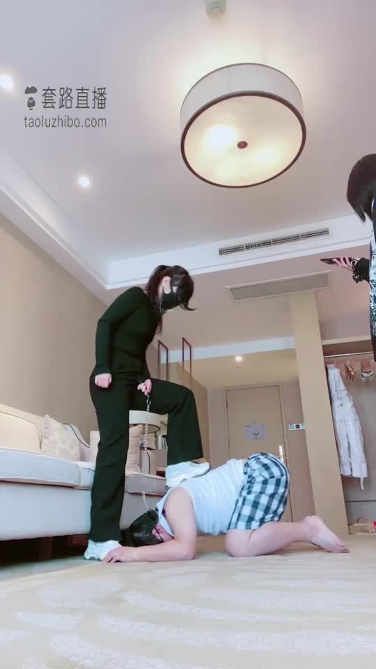 两个小姐姐一起玩