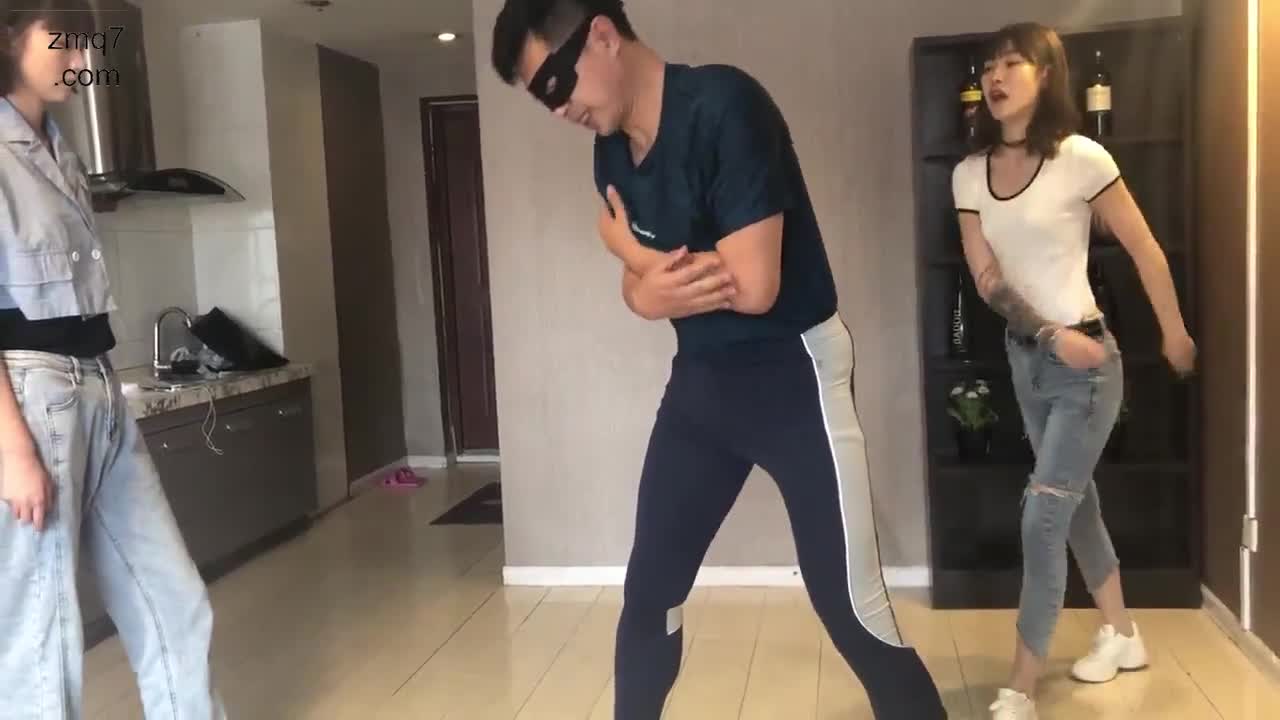  女神踢裆屌丝