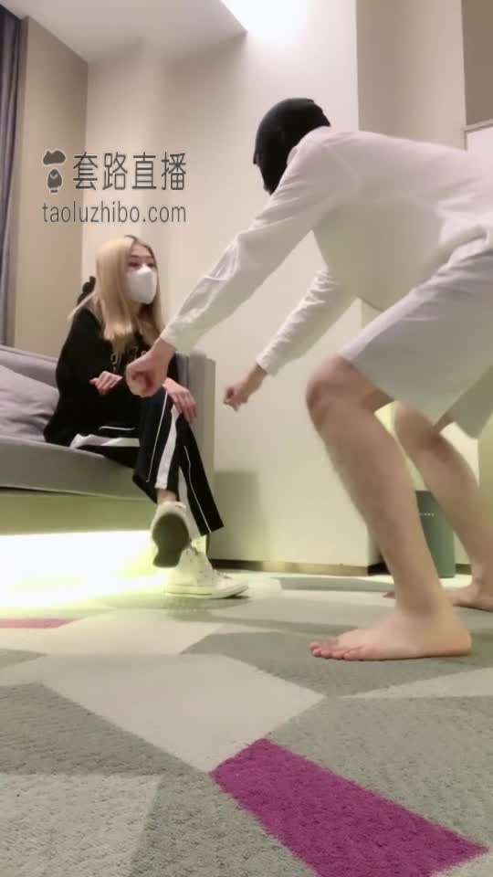办公室玩弄老师 踢裆 踩踏 圣水 淋头