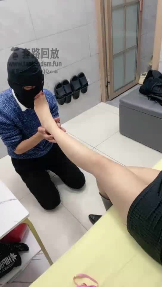 虐待瘦弱狗