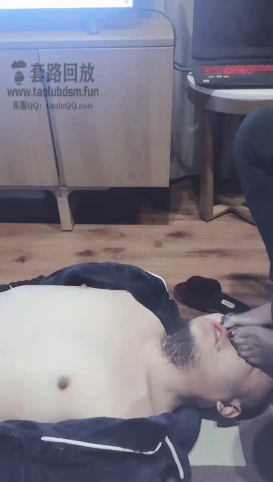 闻脚 拧一会儿