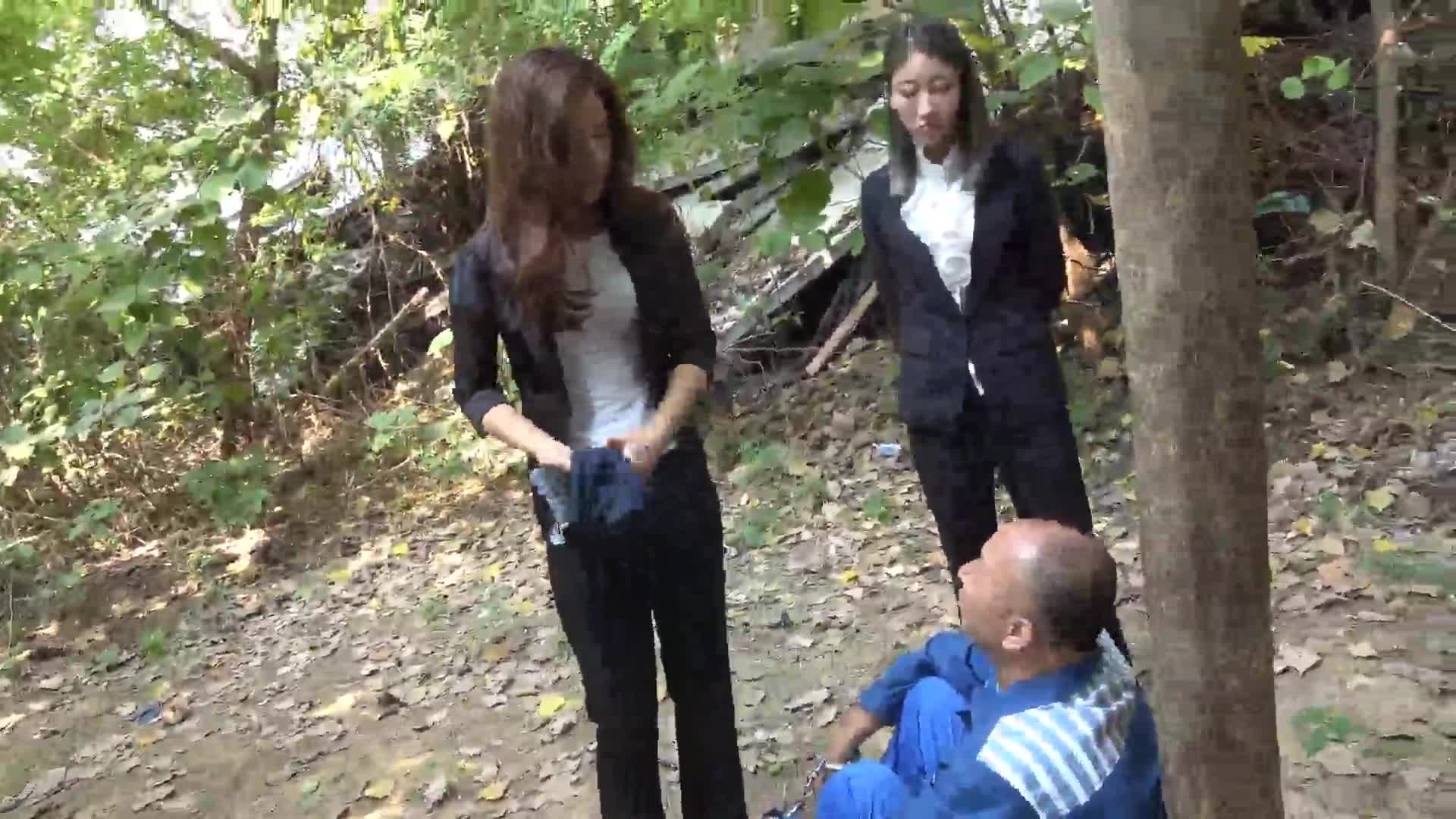 室外 女便衣处决犯人