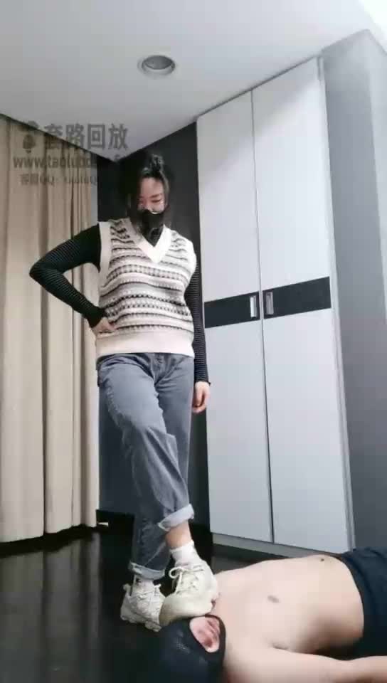 舔脚 钻胯 羞辱小奶狗