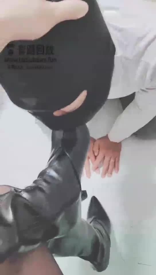 主人赏赐贱狗深喉踢裆