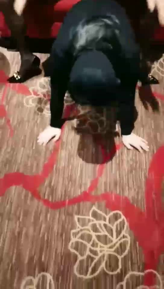 女奴侍候