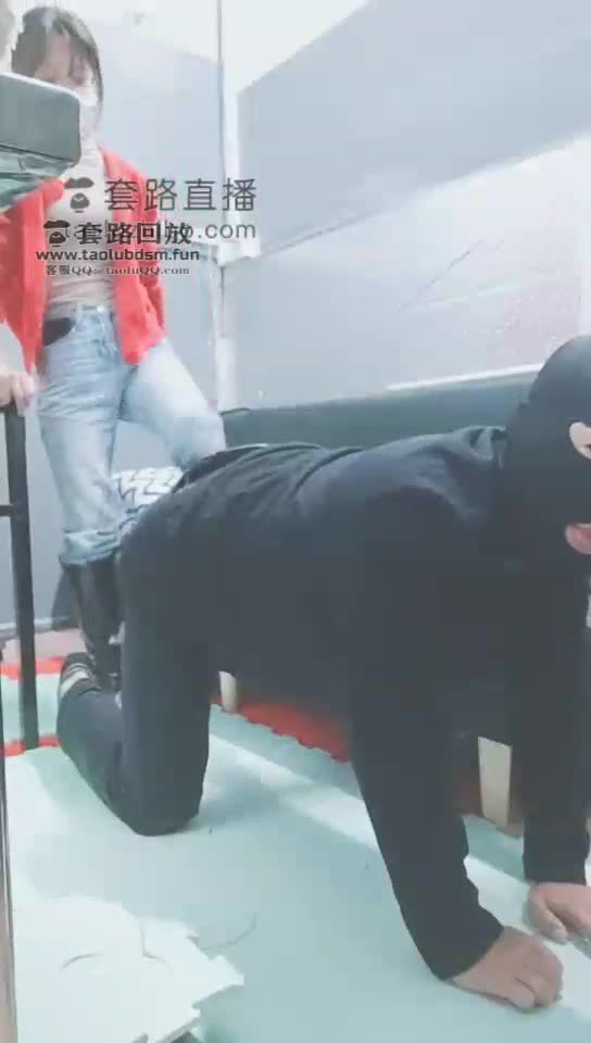 踢废贱狗 贱狗还给主人拼命舔长靴