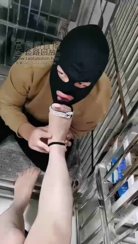 虐狗打怕了伺候主人洗脚喝洗脚水