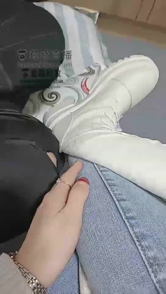 白靴白棉袜羞辱贱狗