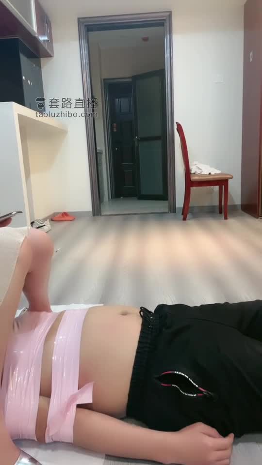 黄金狗伺候排便 另一只狗舔脚