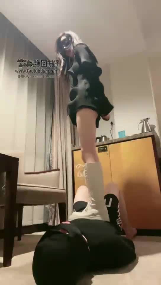 白靴白棉袜上课