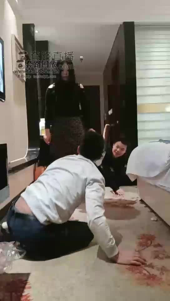 暴打双狗