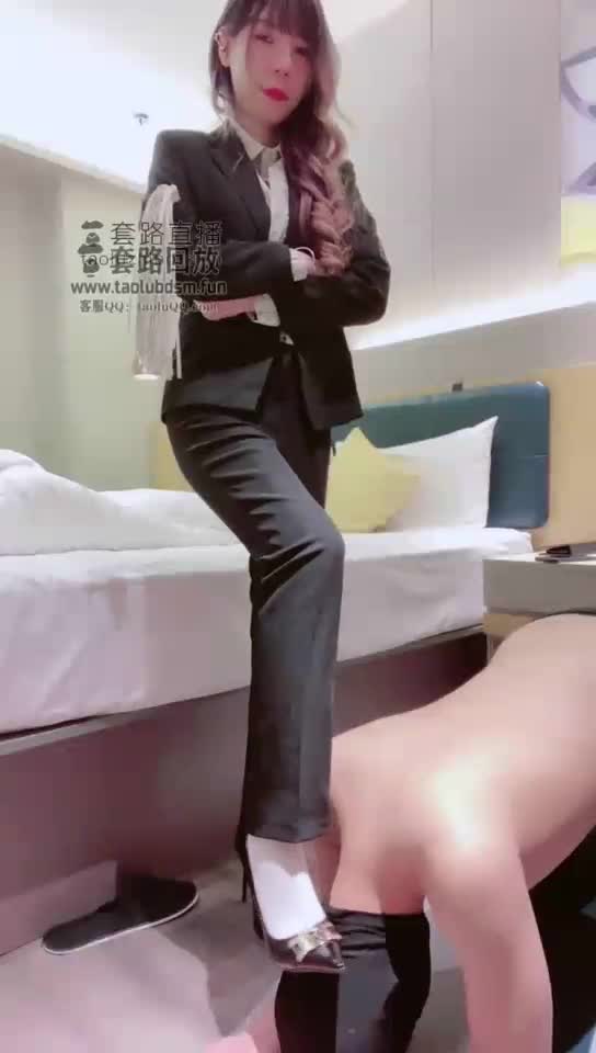 制服 短白丝 高跟踩踏奶狗