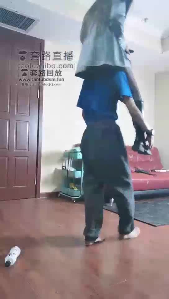 骑马 遛狗