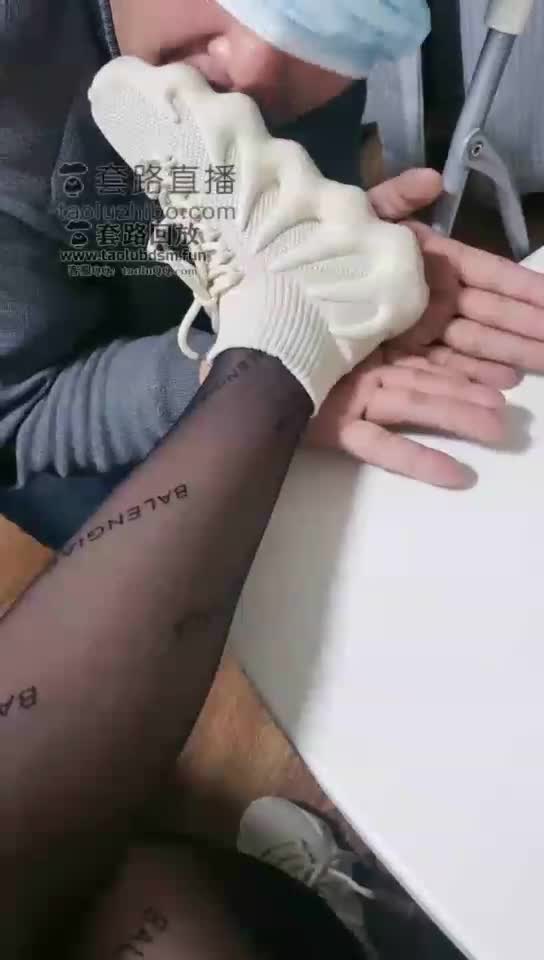 舔运动鞋 丝袜脚 鞭打