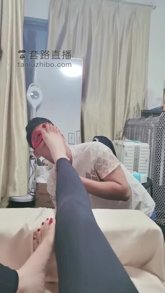 小奴来舔脚