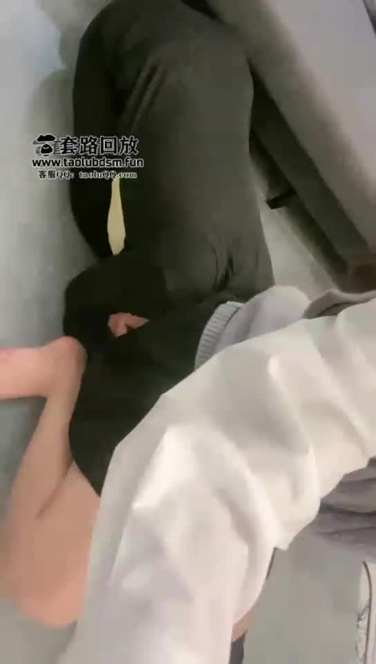 玩弄两只小母畜 舔菊