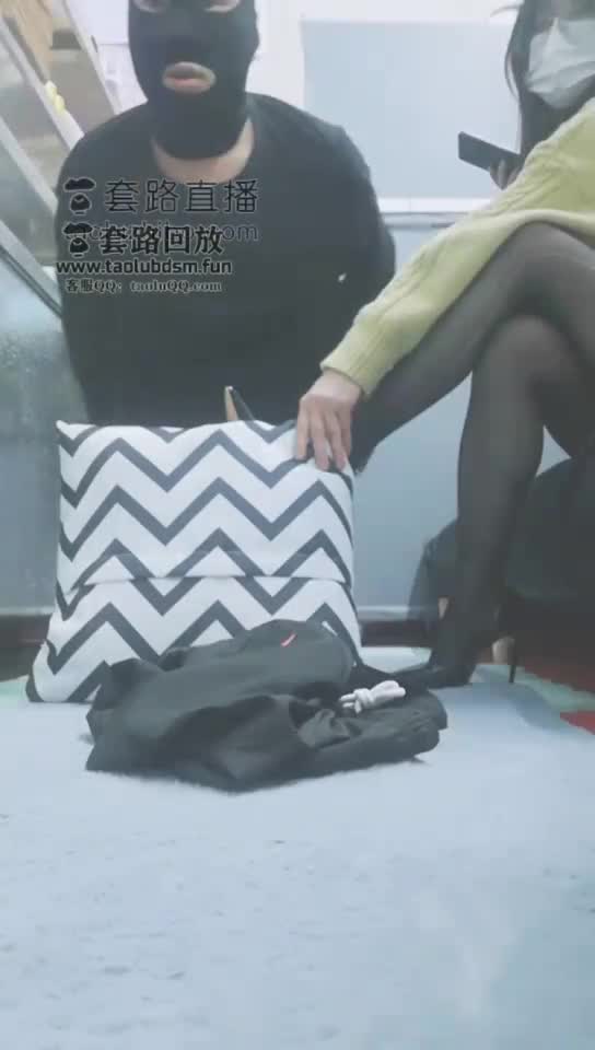 看别人的奴被调教 踩射