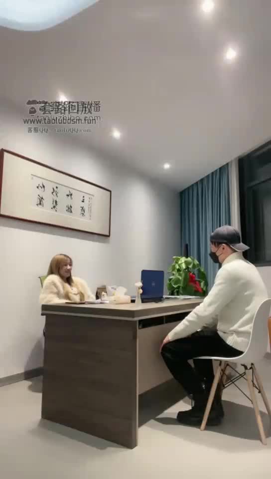面试不成功 却沦为女老板脚下的一条狗