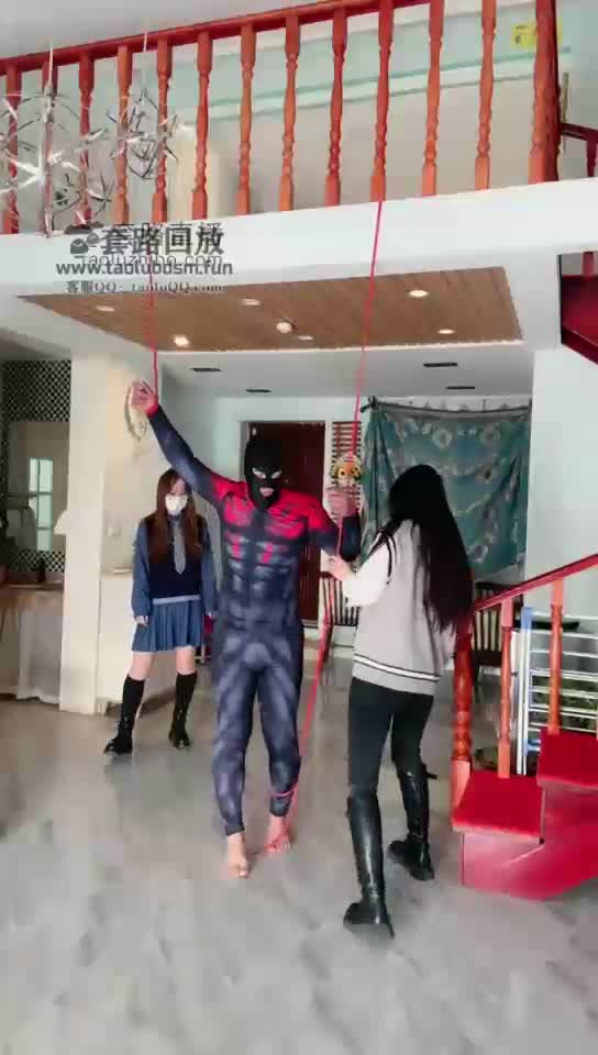双s暴力吊打 踢裆