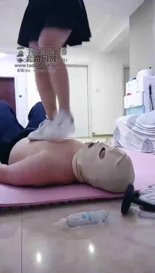 踢打 踩踏 全体重踩脖子 口水