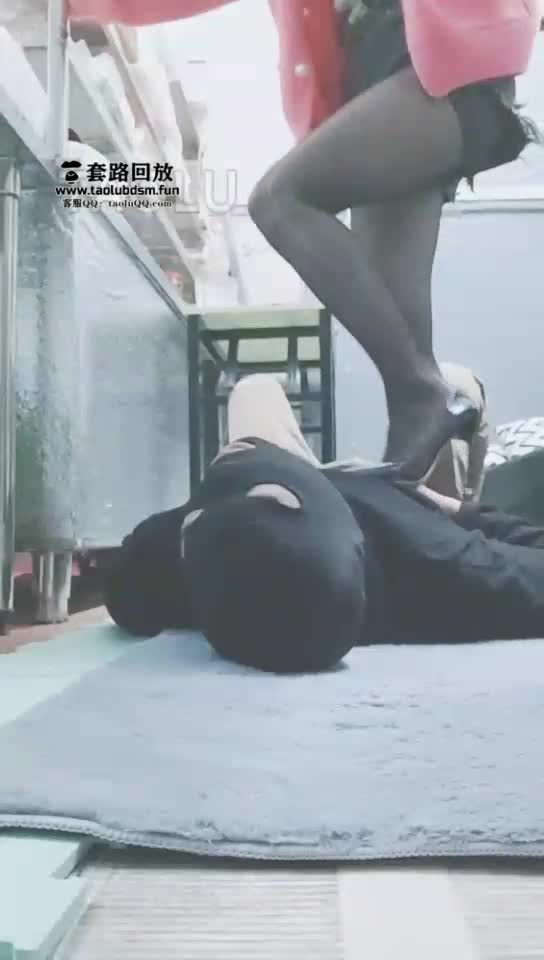 折磨贱狗 踩肚子 踹后背 舔鞋