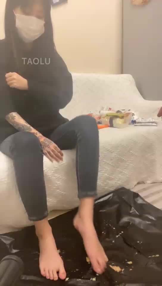 舔脚 恋足 脚喂食 喝洗脚水