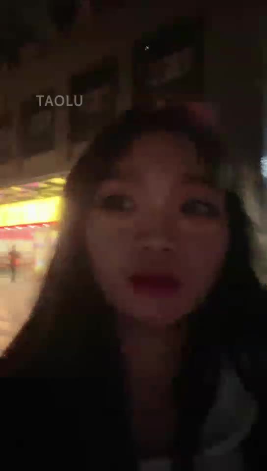当着路人顺风车司机 玩狗