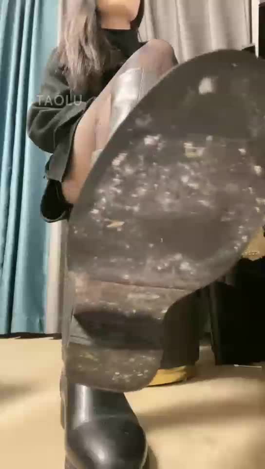 舔脏鞋底 长靴 黑丝
