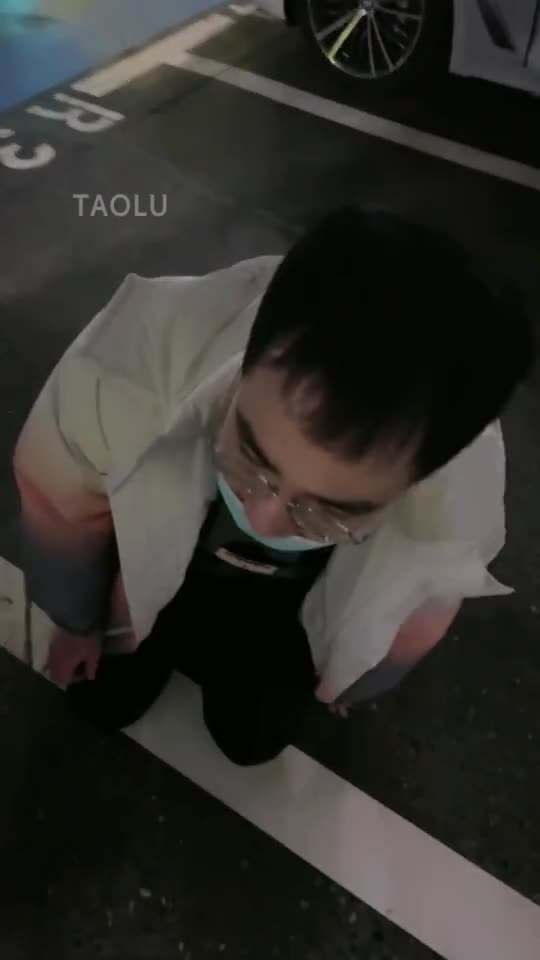 停车场的20岁害羞小奶狗