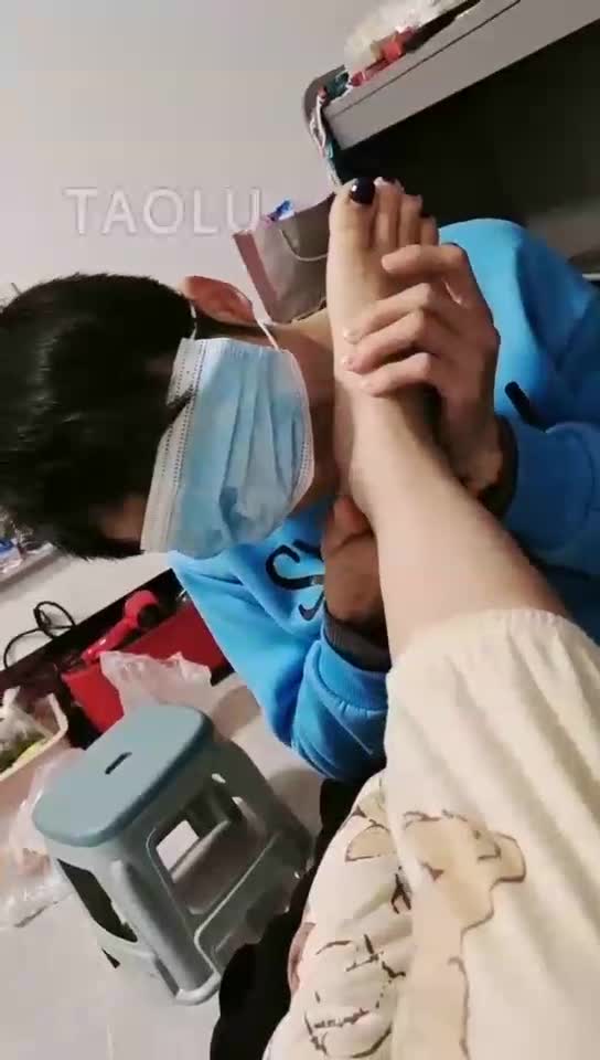 裸足深喉 舔脚 喝洗脚水 高跟鞋喂花生 踢爆