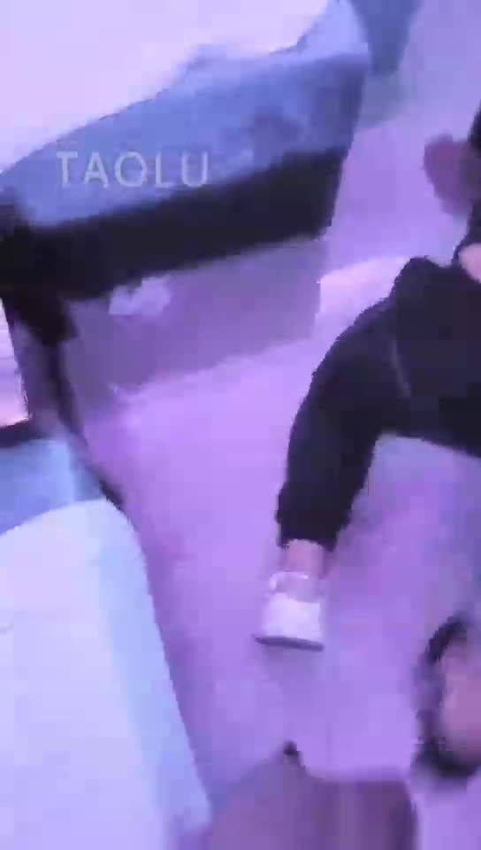 被ktv小姐姐暴力耳光 重度踢裆 踩脸
